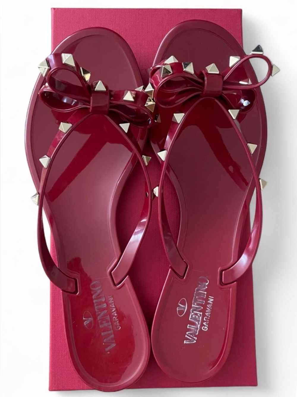 NIB Valentino Garavani Dark Red Rockstud Bow Jelly Flip Flops Womens Size 11 /41